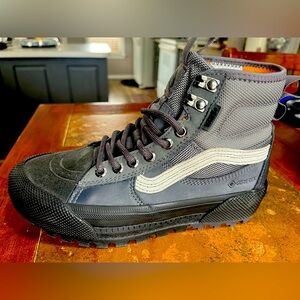 Vans Goretex MTE Ultra Cush with 3M Thinsulate lining.  Ladies 6 / Kids 4.5